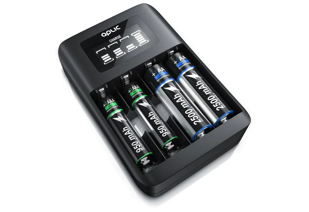 Aplic 4-Schacht USB Ni-MH Akku-Lader, Individuelle Ladeschachtüberwachung Batterie-Ladegerät (1800 mA, Universal Batterie Ladestation, Typ AA oder AAA, Einfache Handhabung)