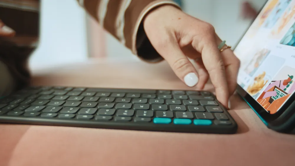 Logitech Flip Folio | 920-013834 | Tastatur und Foliohülle - full size