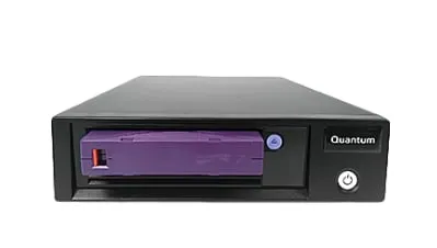 Dieses interne Quantum LTO-8 HH Sas-Bandlaufwerk hat eine Kapazität von 12 TB, eine Übertragungsgeschwindigkeit von 300 MB, eine Sas-Schnittstelle und ist mit älteren LTO-Versionen kompatibel – eine effiziente Speicherlösung für Unternehmen.