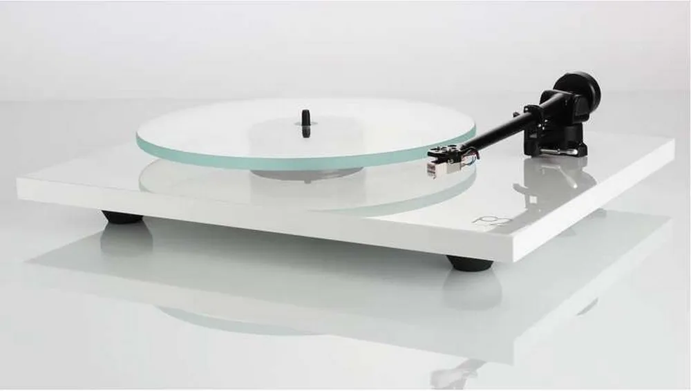 rega Planar 2 Plattenspieler inkl. transparenter Abdeckhaube weiß/schwarz Plattenspieler (Riemenantrieb)
