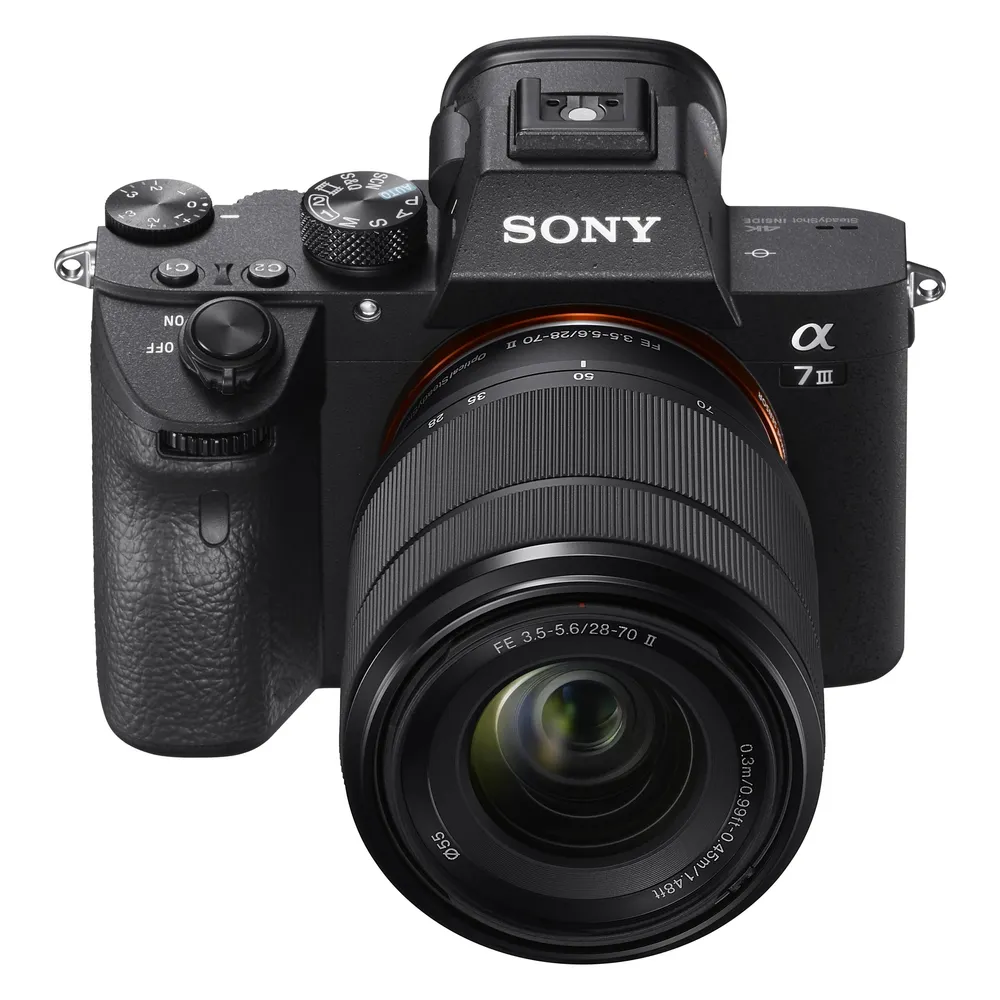 Sony Alpha 7 III mit Objektiv FE 28–70mm 1:3.5–5.6 OSS II schwarz